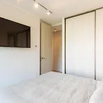 Luxury Retreat W/ 2Br, Wifi, Pool, Gym