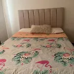 Lindo Dormitorio En Depto Las Condes / Estacionamiento