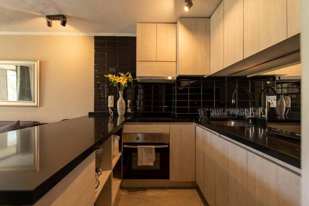 Moderno Departamento De 2 Dormitorios Cerca De Metro Manuel Montt, Con Camas 5 Personas, Tv, Estacionamiento Y Wifi *