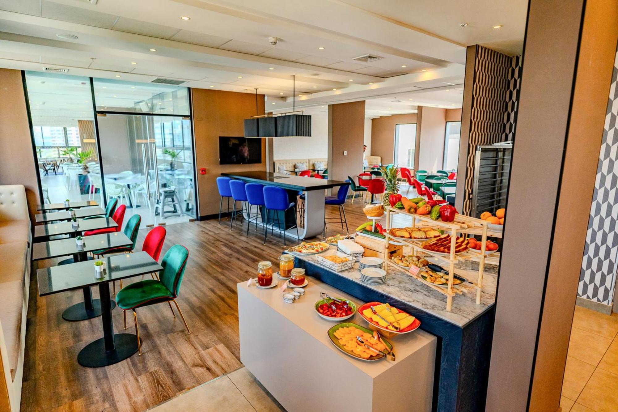 Khách sạn Hampton By Hilton Condes 4*