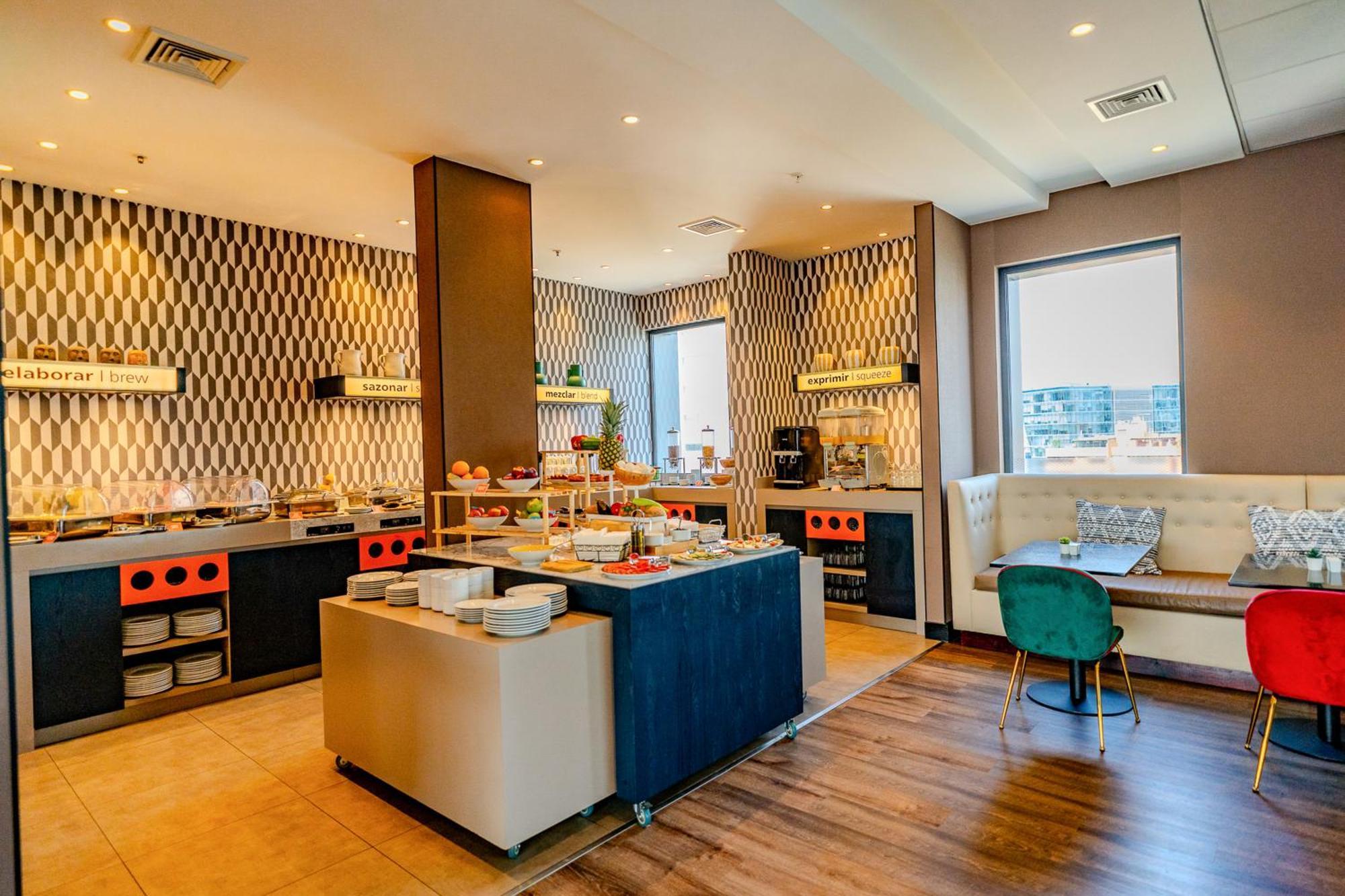 Khách sạn Hampton By Hilton Condes