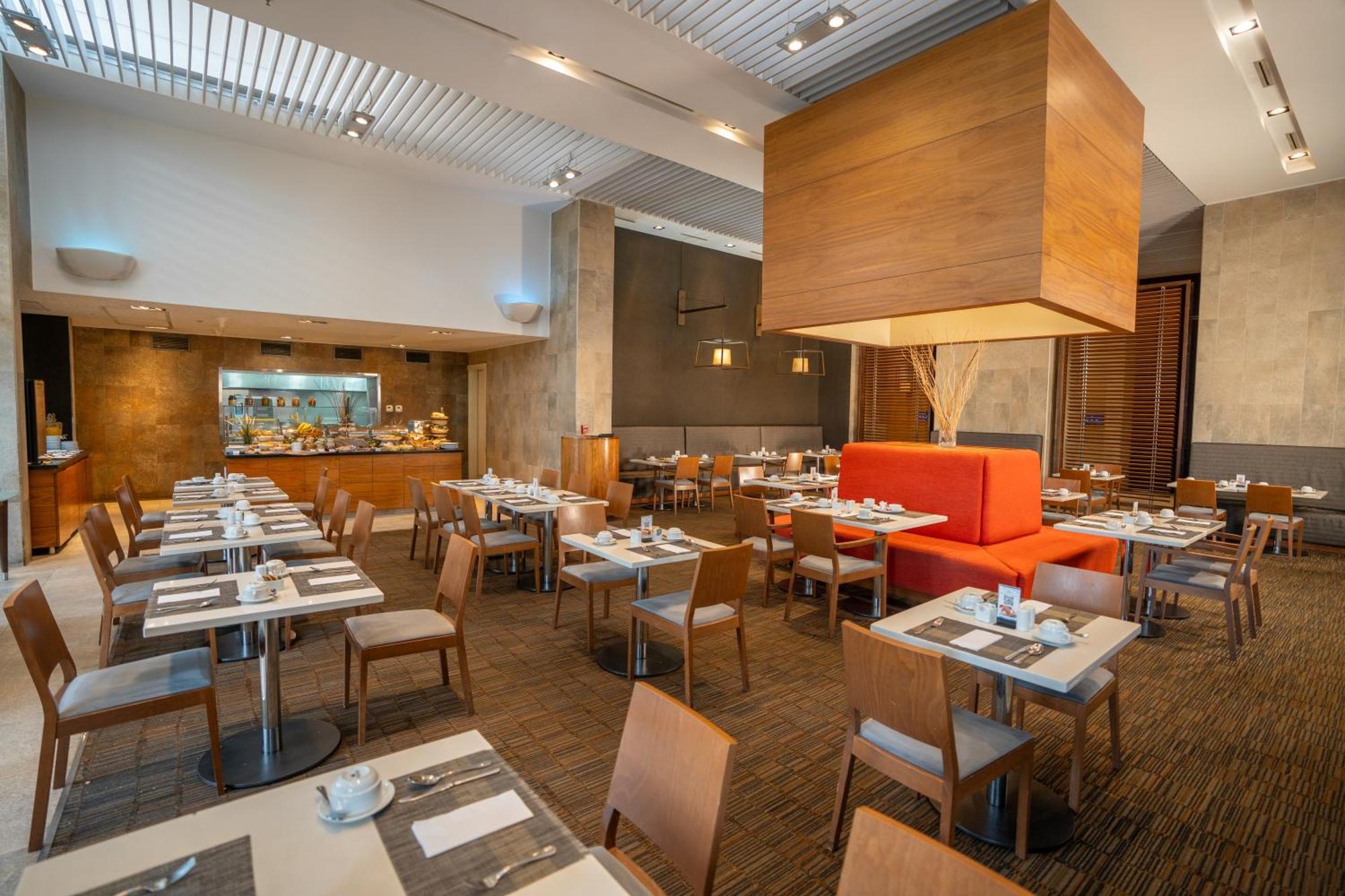 Hilton Garden Airport Khách sạn Santiago