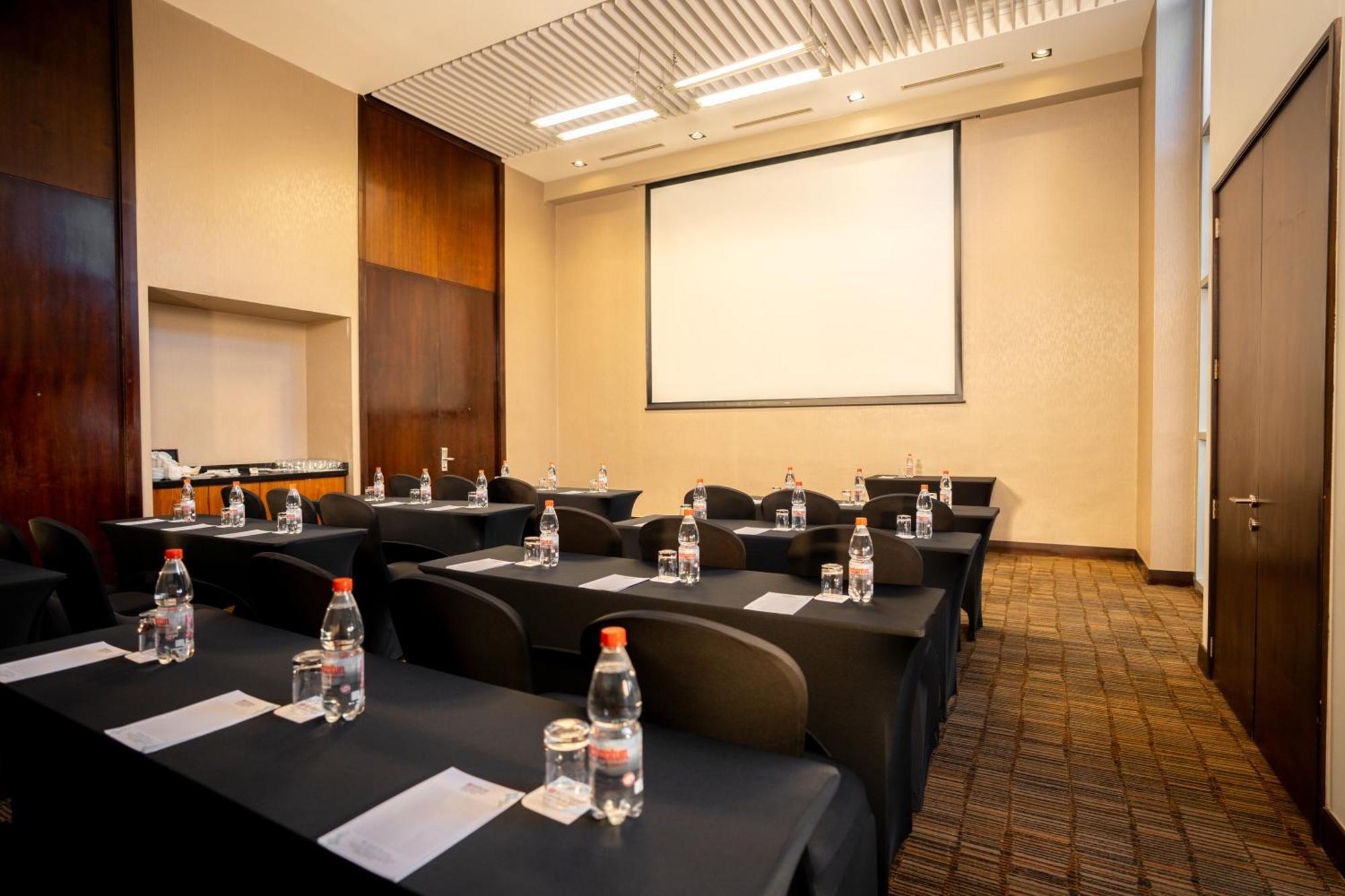 Hilton Garden Airport Khách sạn 3*