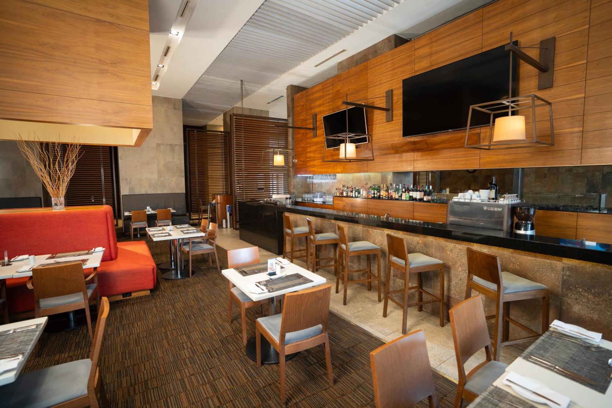 Khách sạn Hilton Garden Airport