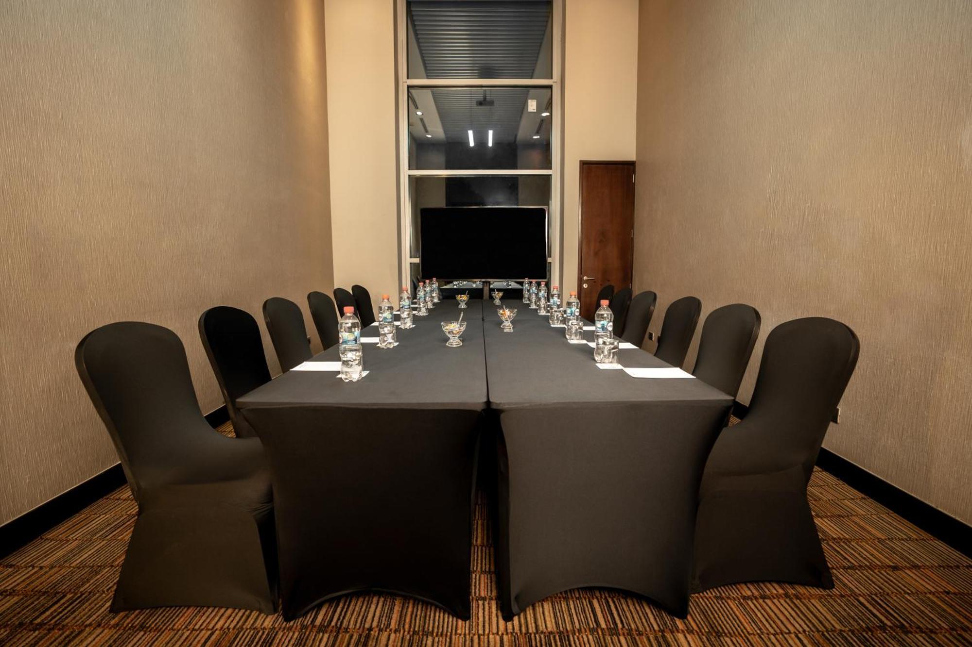 Hilton Garden Airport Khách sạn 3*