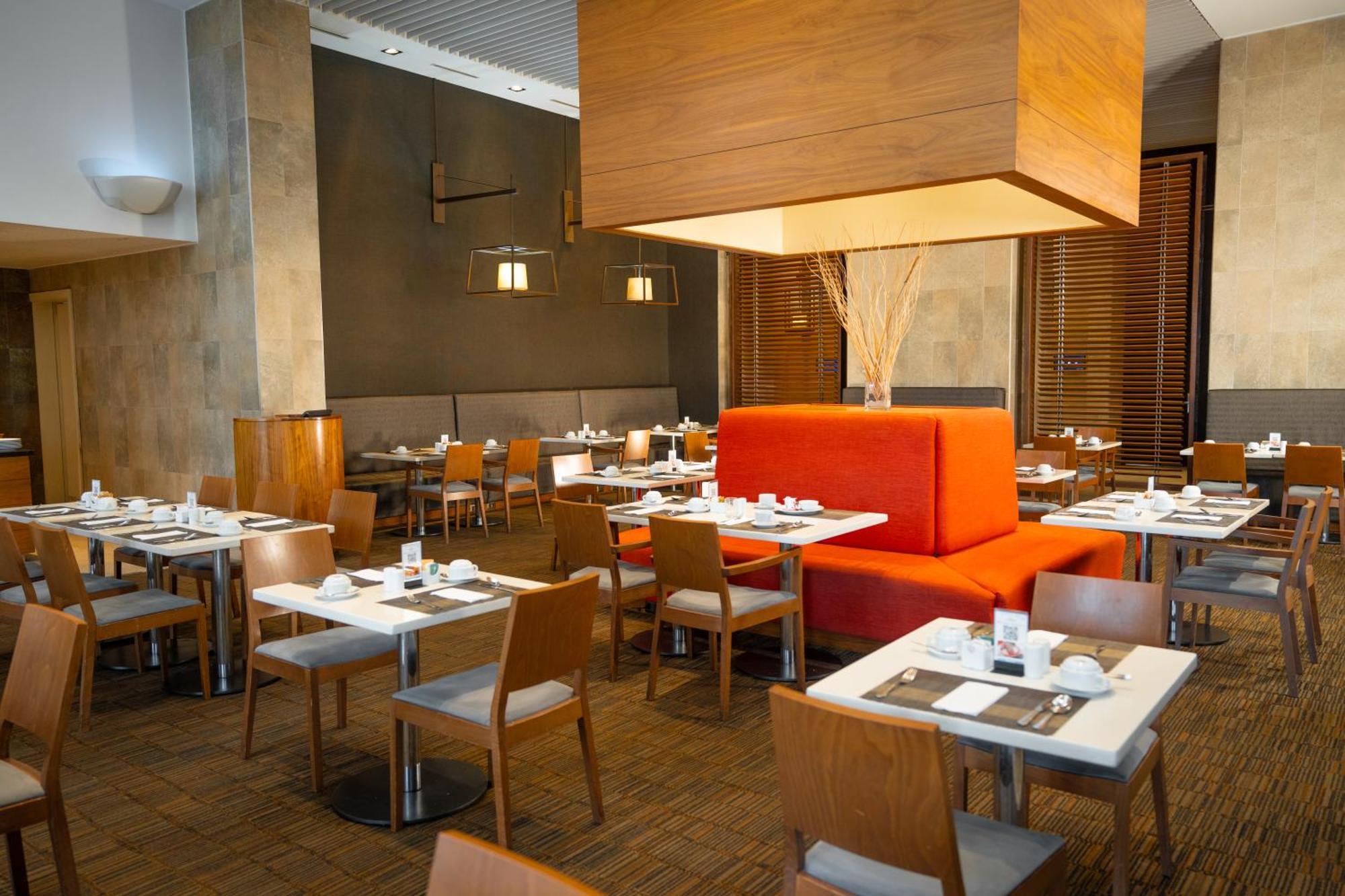 Hilton Garden Airport Khách sạn