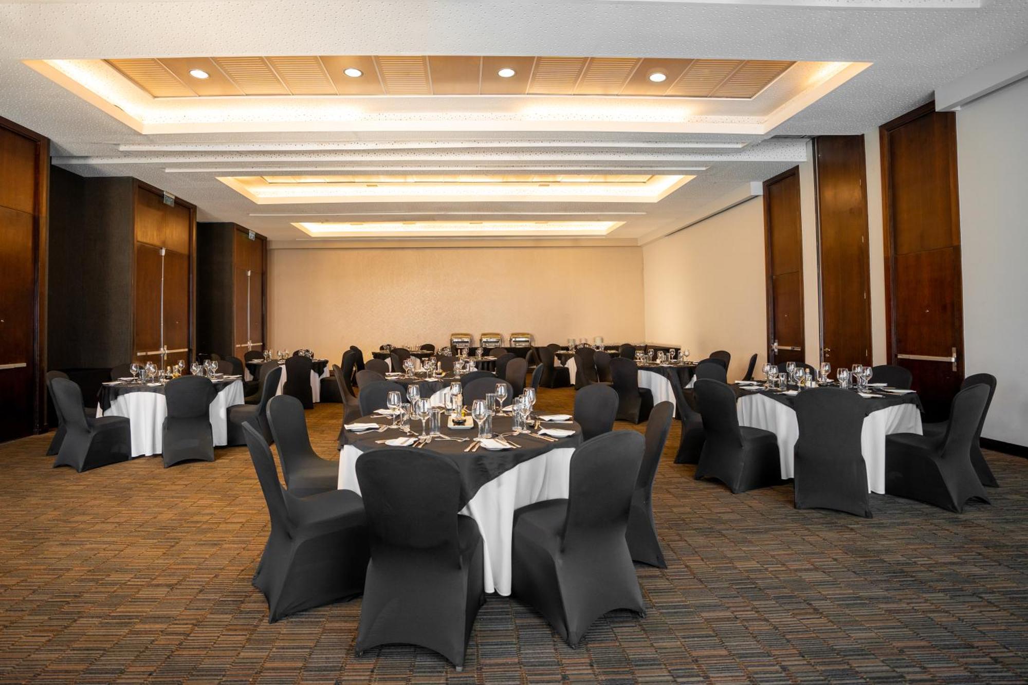 Khách sạn Hilton Garden Airport 3*