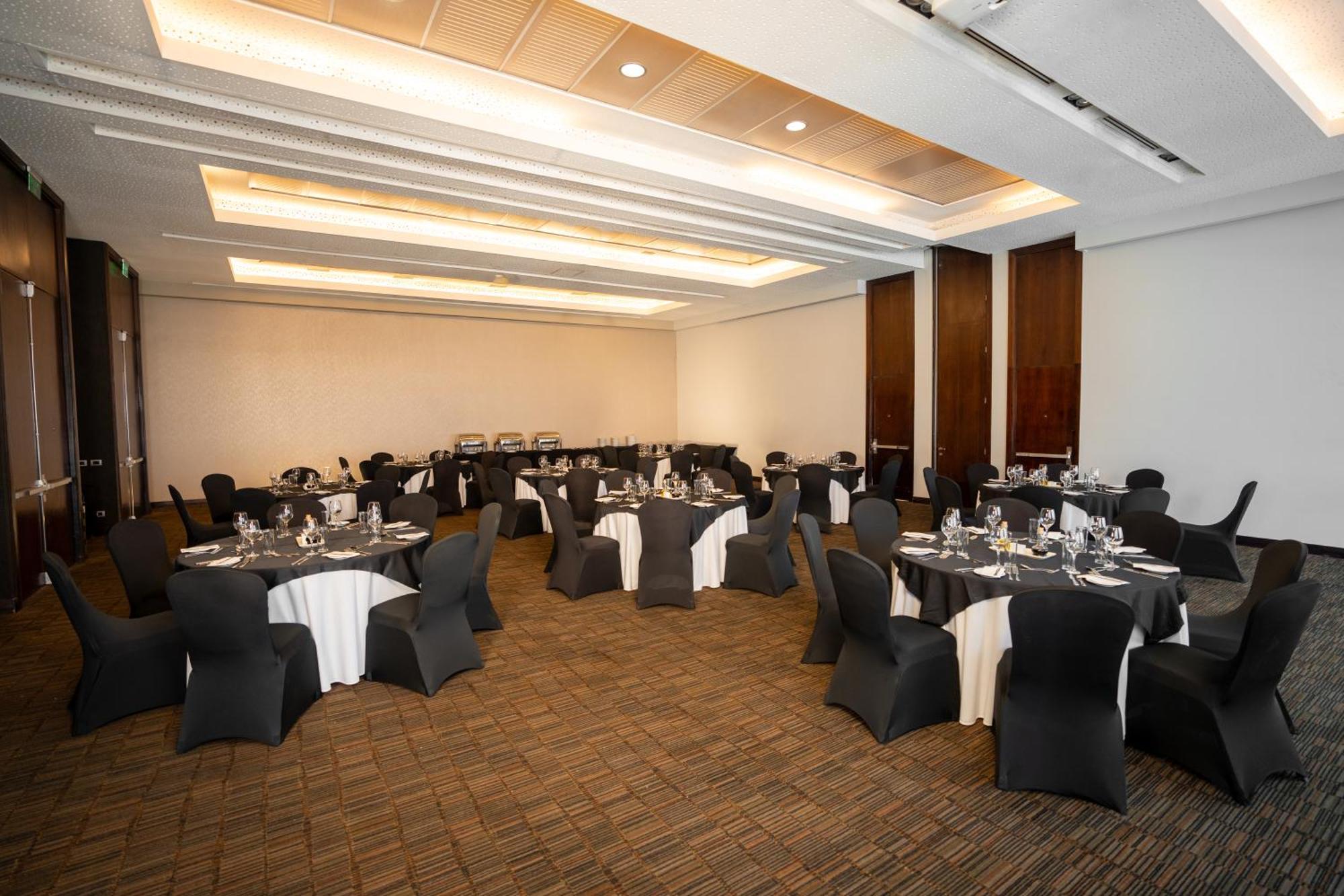 Khách sạn Hilton Garden Airport