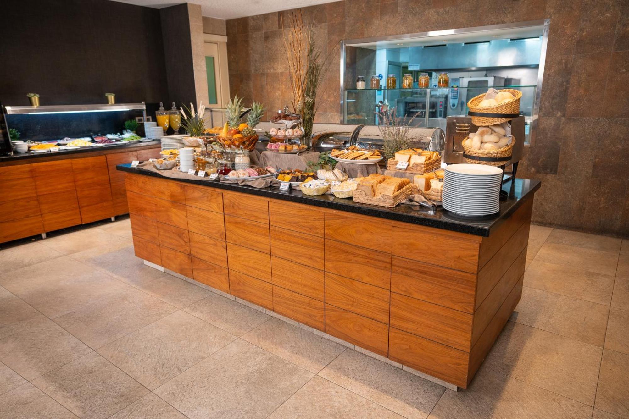 Khách sạn Hilton Garden Airport 3*