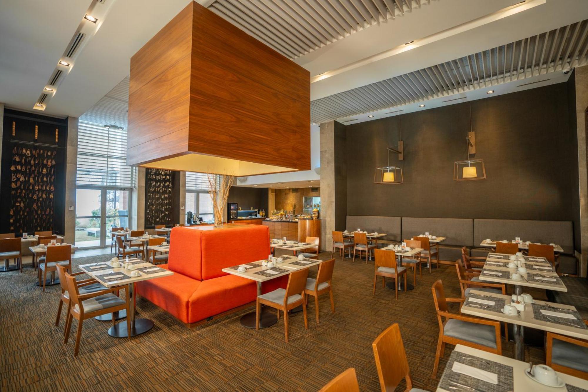 Hilton Garden Airport Khách sạn