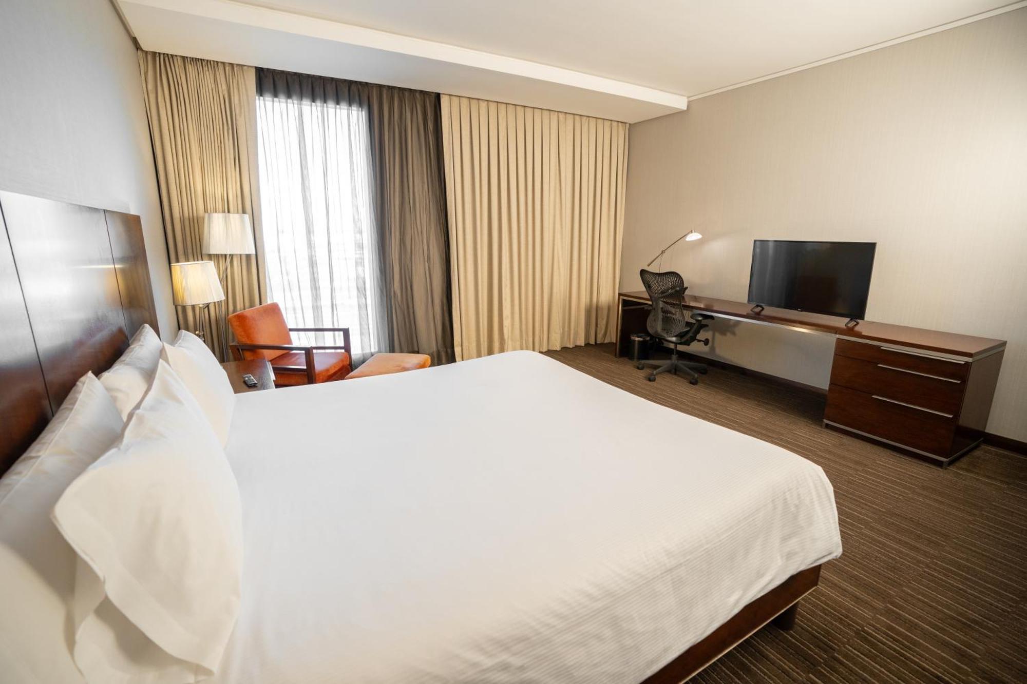 Hilton Garden Airport Khách sạn Santiago