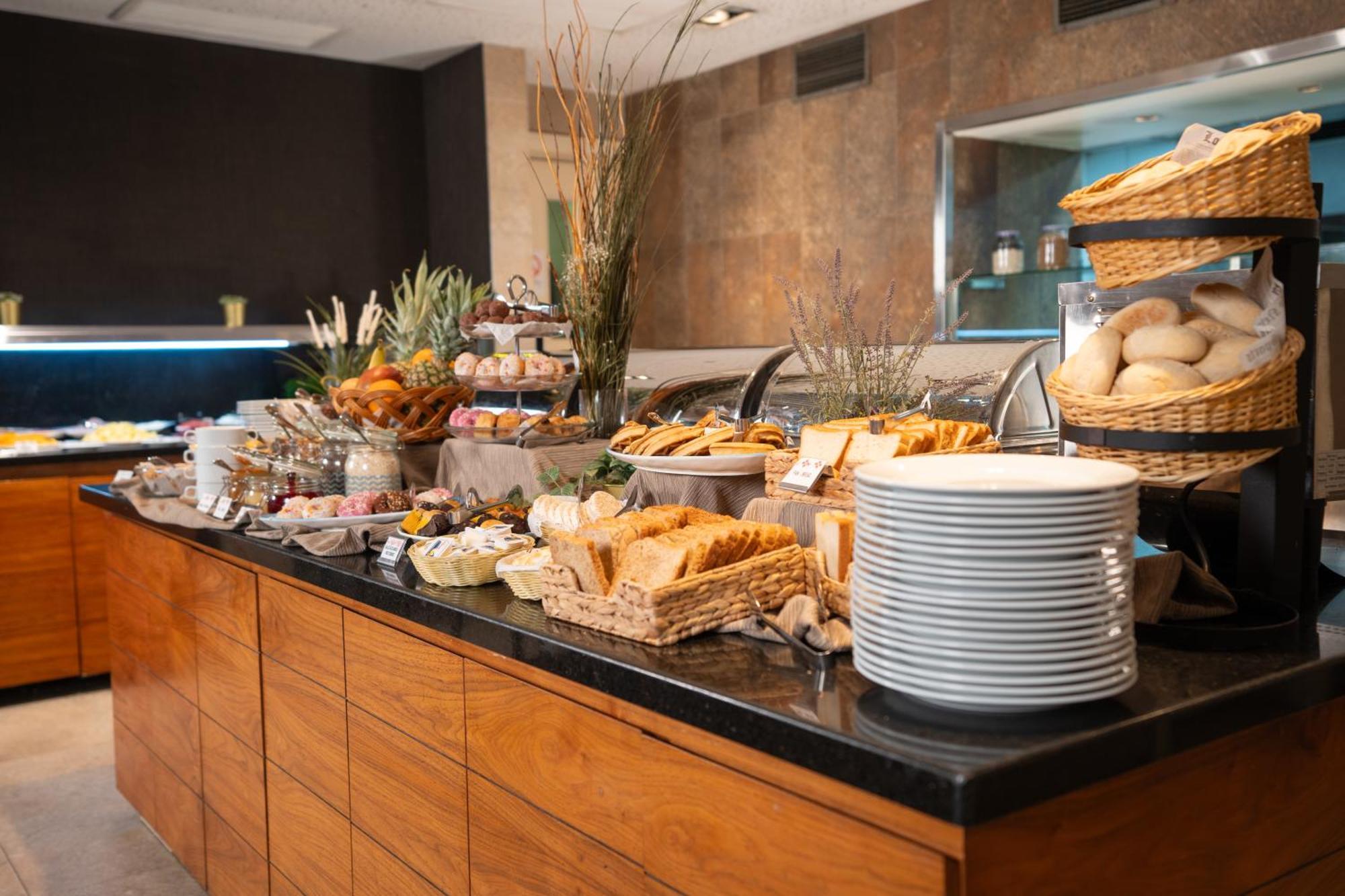 Hilton Garden Airport Khách sạn