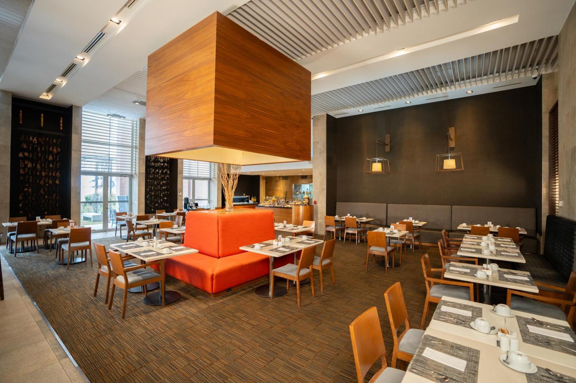 Hilton Garden Airport Khách sạn Santiago