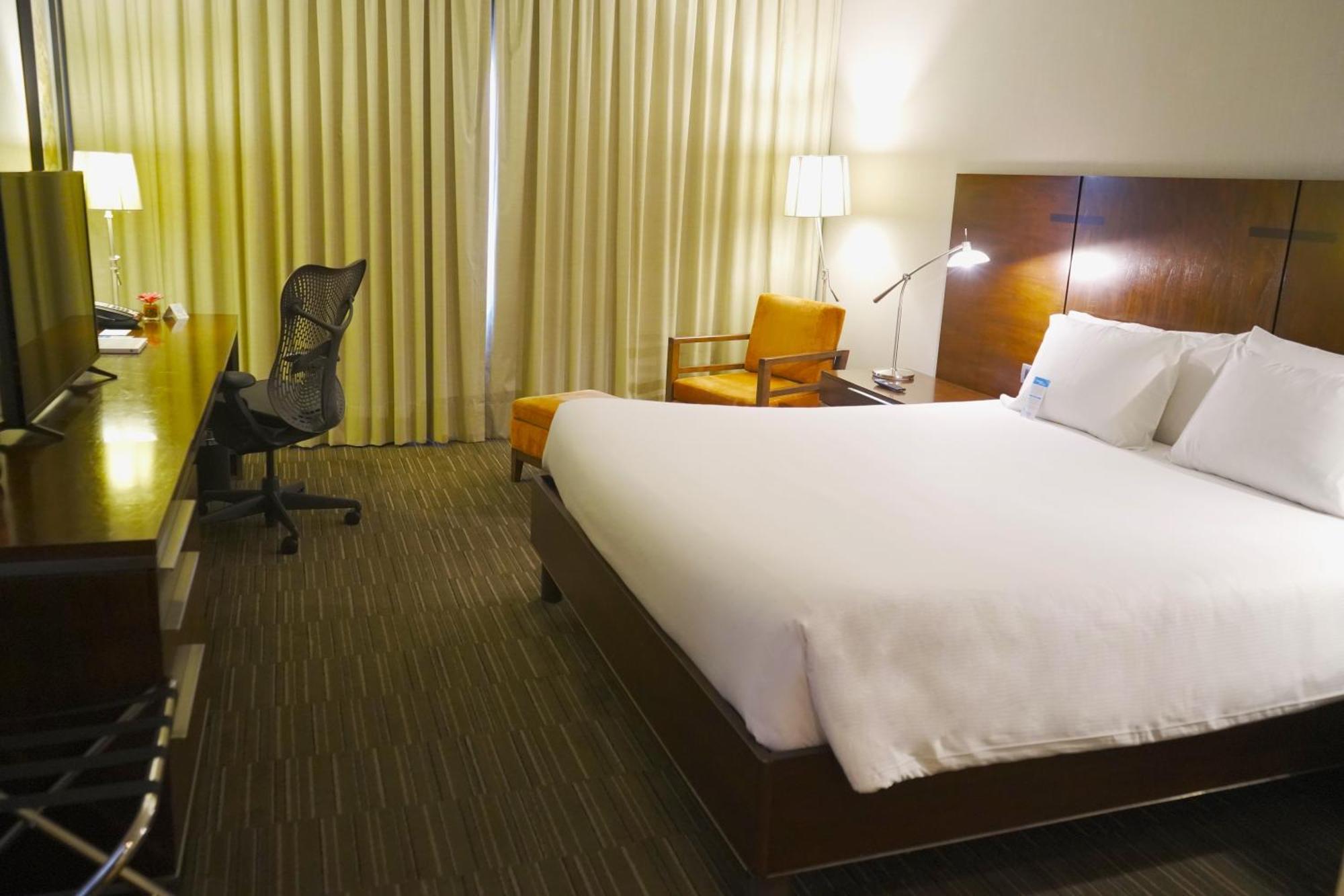 Hilton Garden Airport Khách sạn