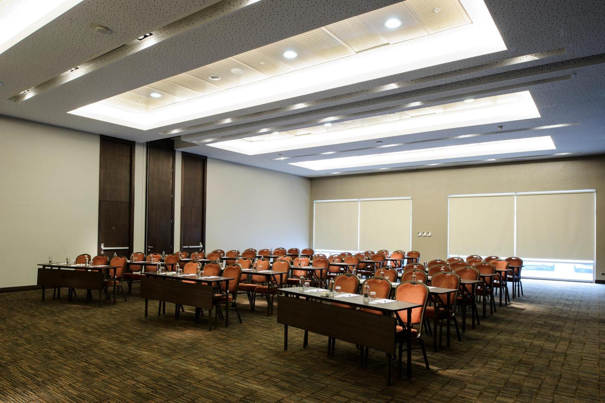 Khách sạn Hilton Garden Airport