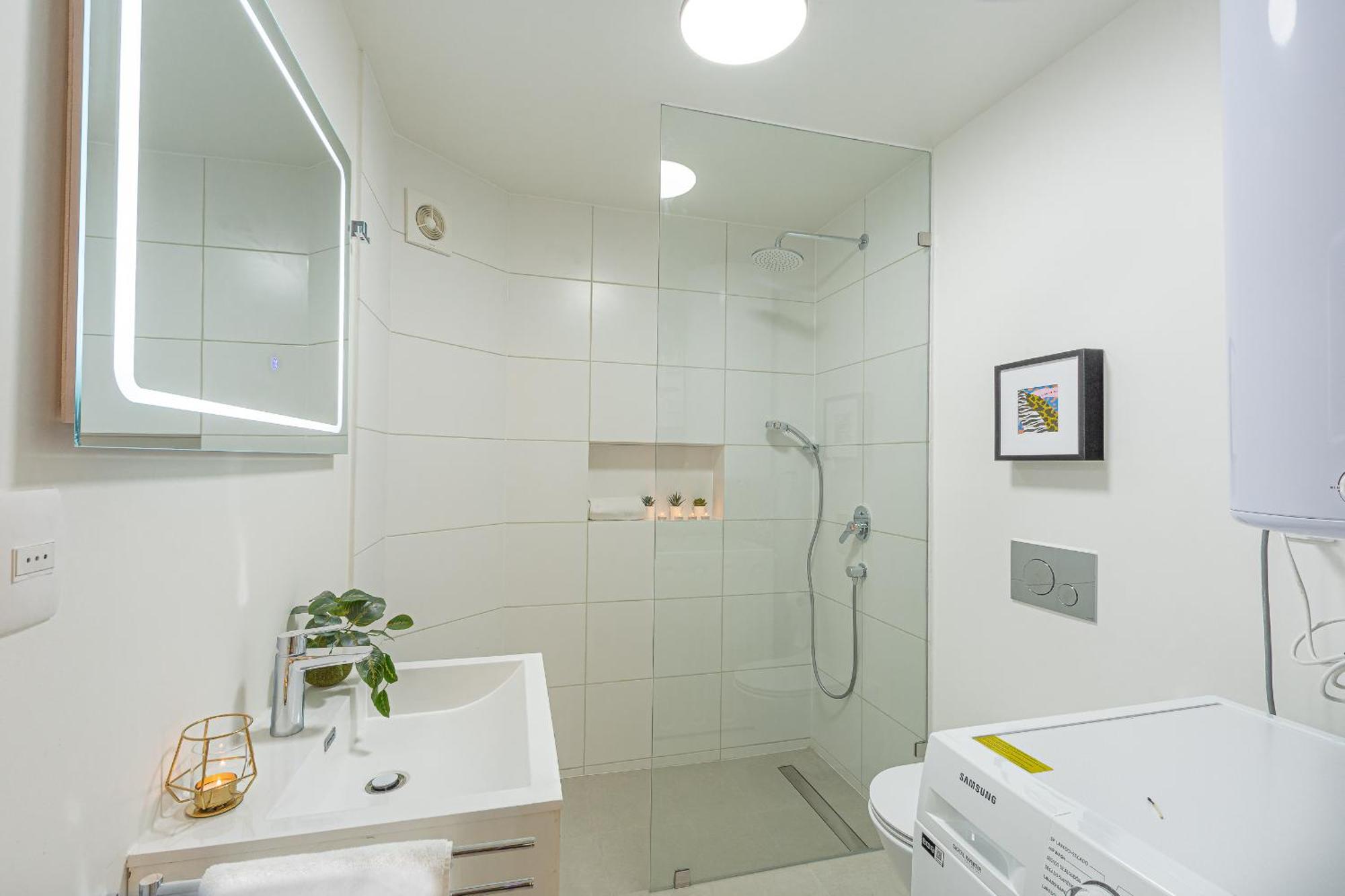 Căn hộ King-size Bed With Terrace And Air Conditioning! *
