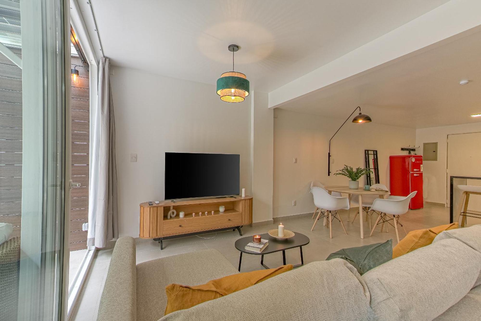 King-size Bed With Terrace And Air Conditioning! Căn hộ *
