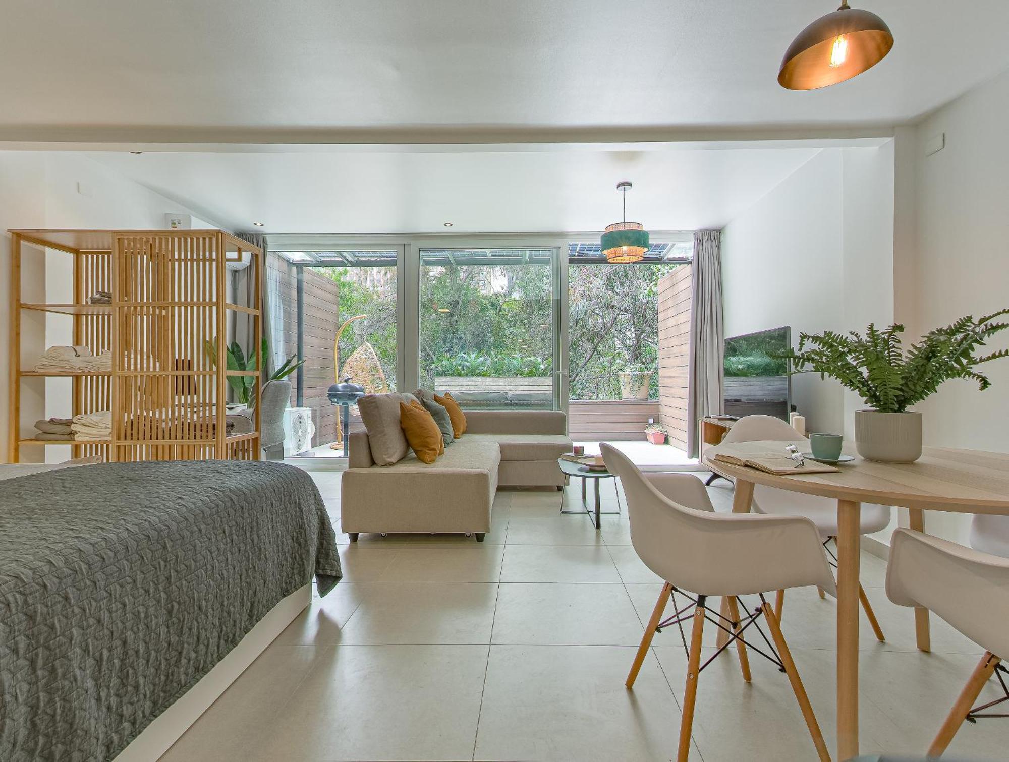 King-size Bed With Terrace And Air Conditioning! Căn hộ
