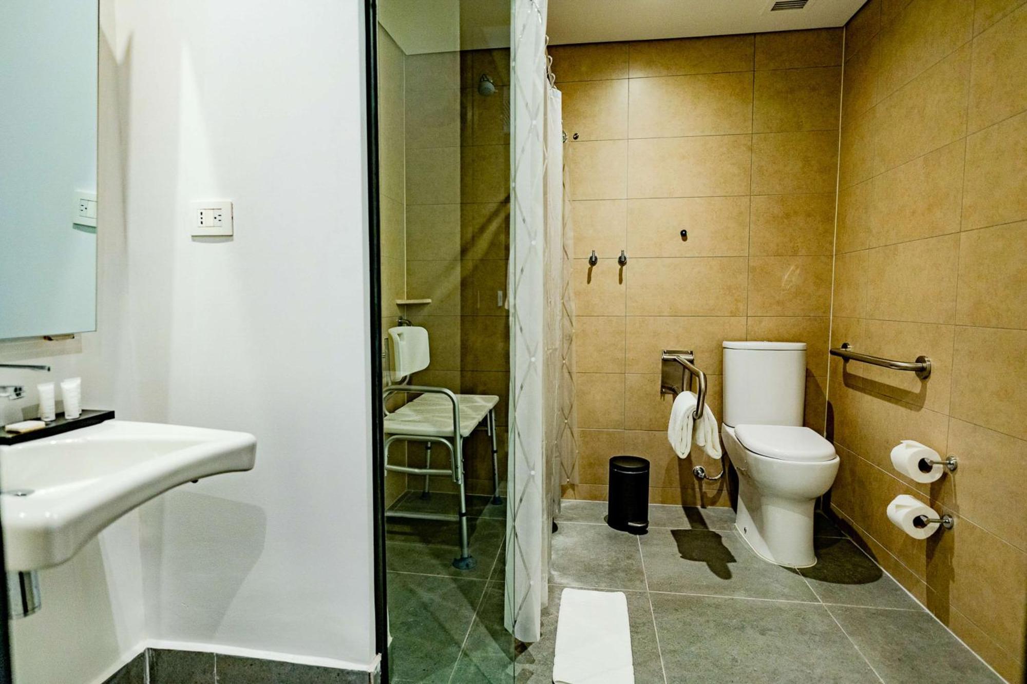 Khách sạn Hampton By Hilton Condes 4*