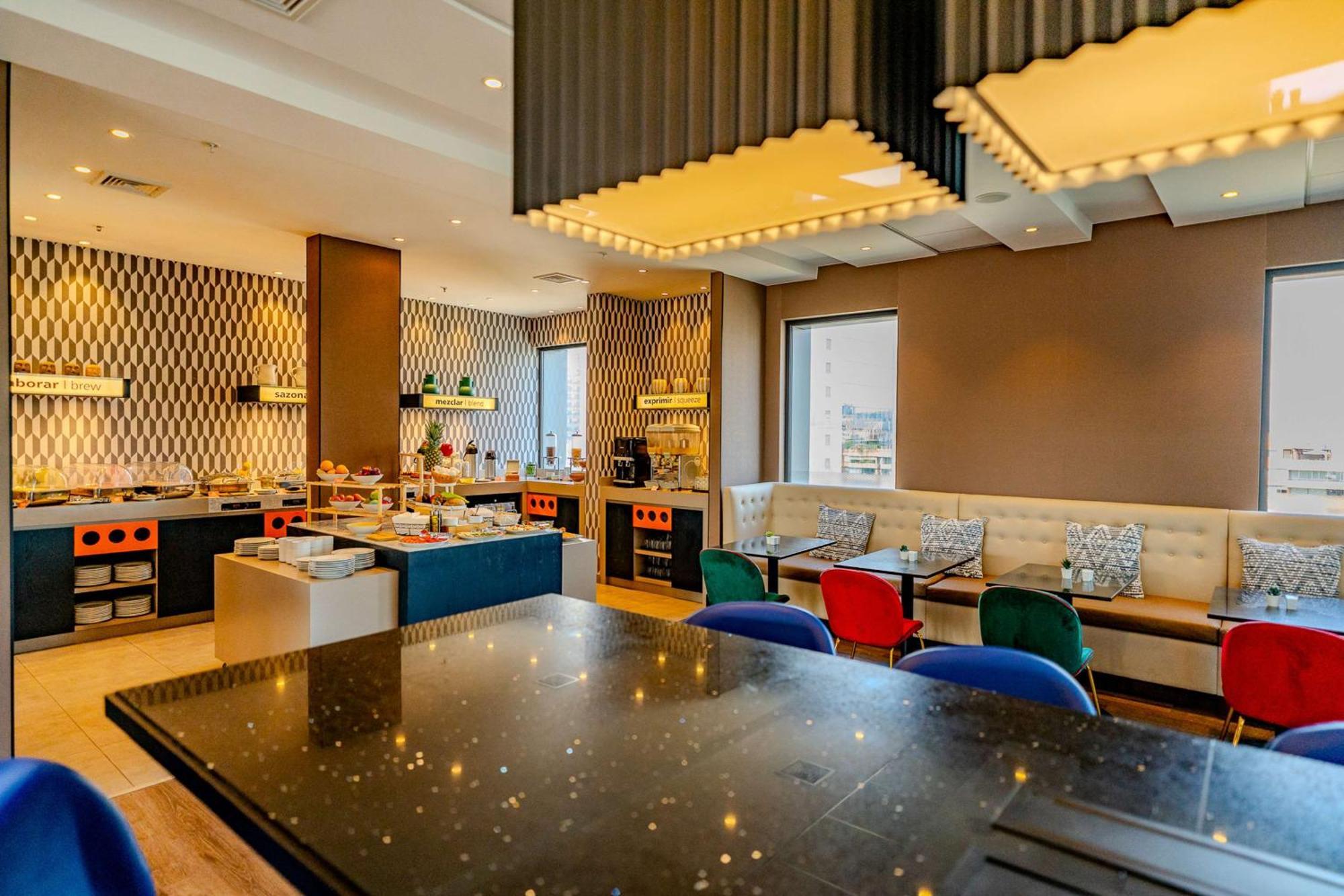 Hampton By Hilton Condes Khách sạn 4*