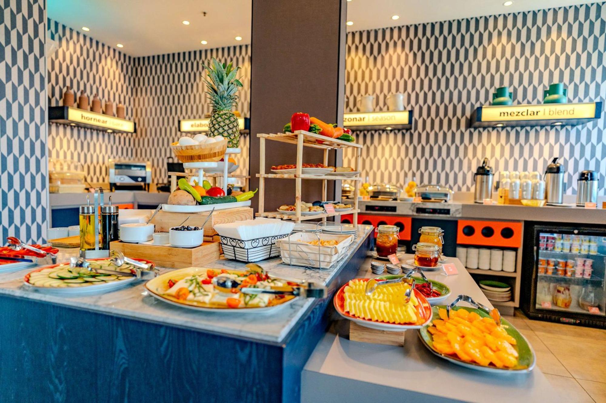 Hampton By Hilton Condes