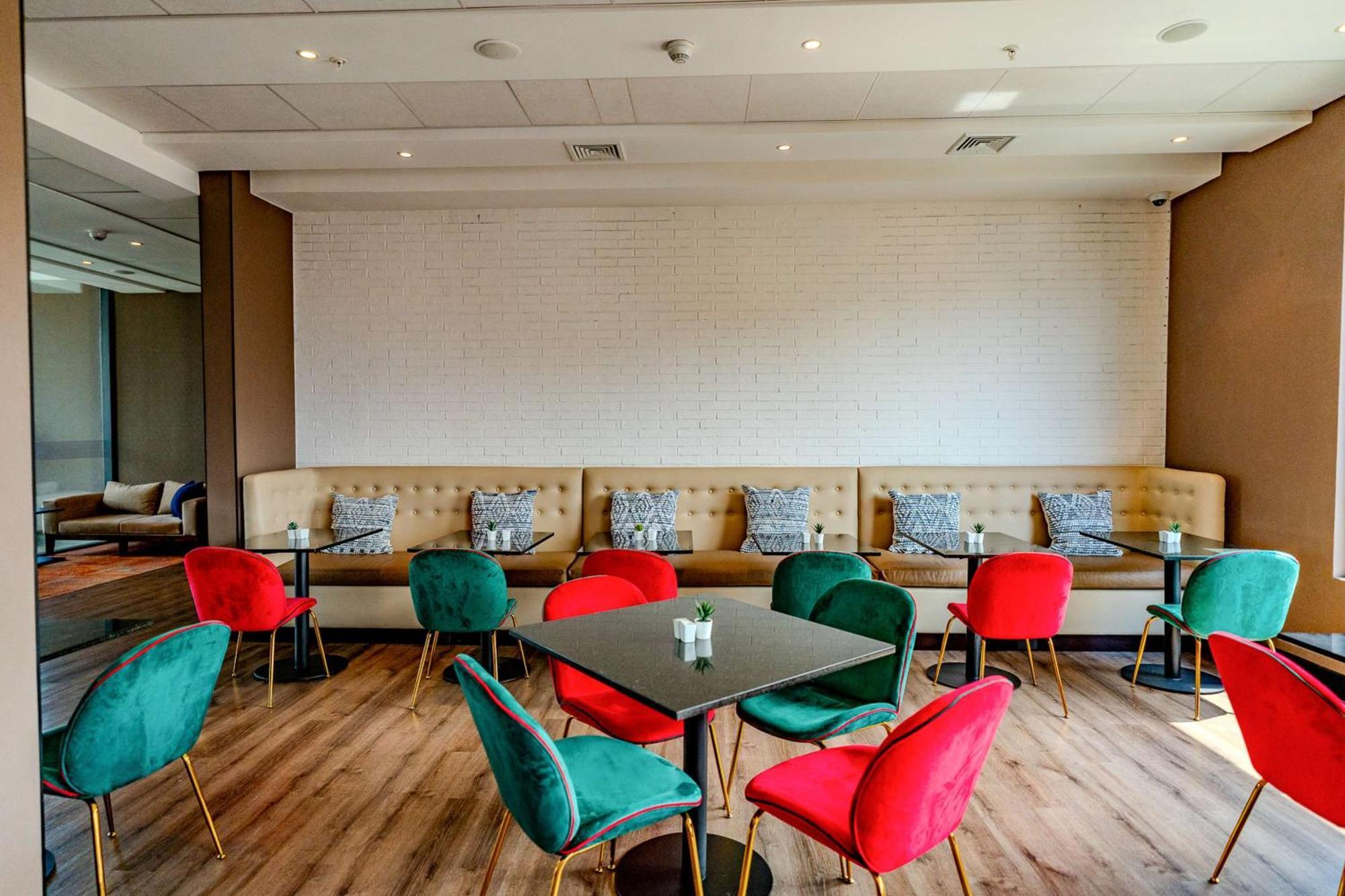 Hampton By Hilton Condes Khách sạn 4*