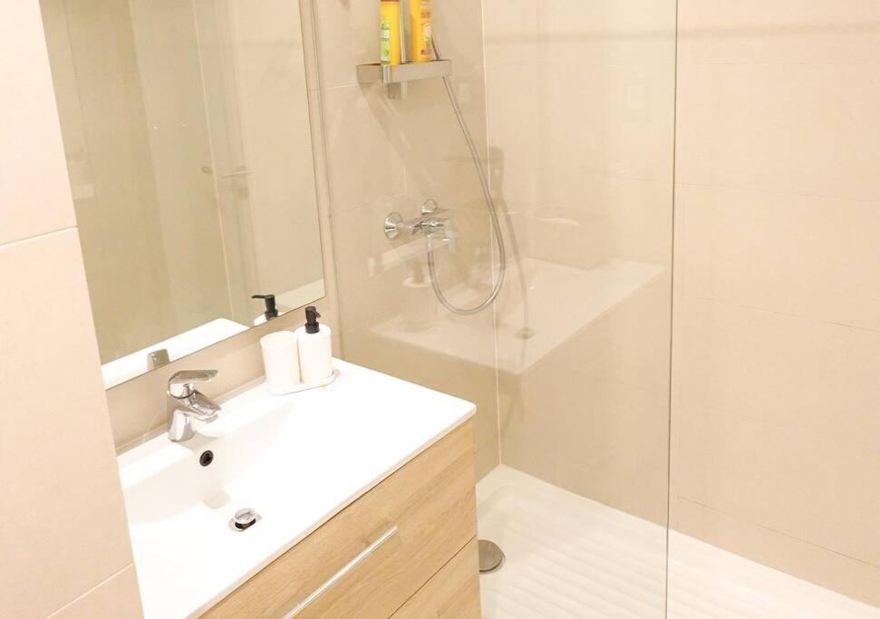 Depto Premium A Pasos Del Parque Arauco Con Aire Acondicionado Apartamento Santiago de Chile