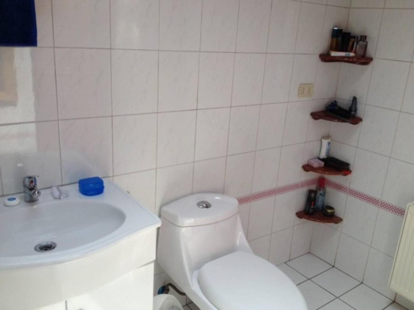Homestay Familiar Con Bano Gigante Al Lado De Clinica Alemana *