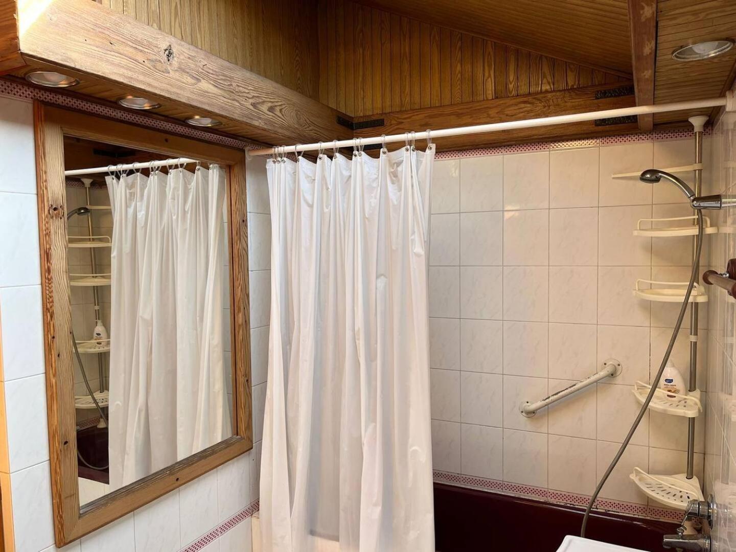Homestay Familiar Con Bano Gigante Al Lado De Clinica Alemana Santiago