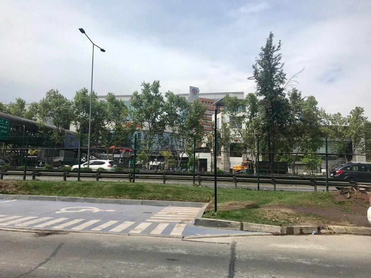 Mirando A Parque Arauco * Santiago