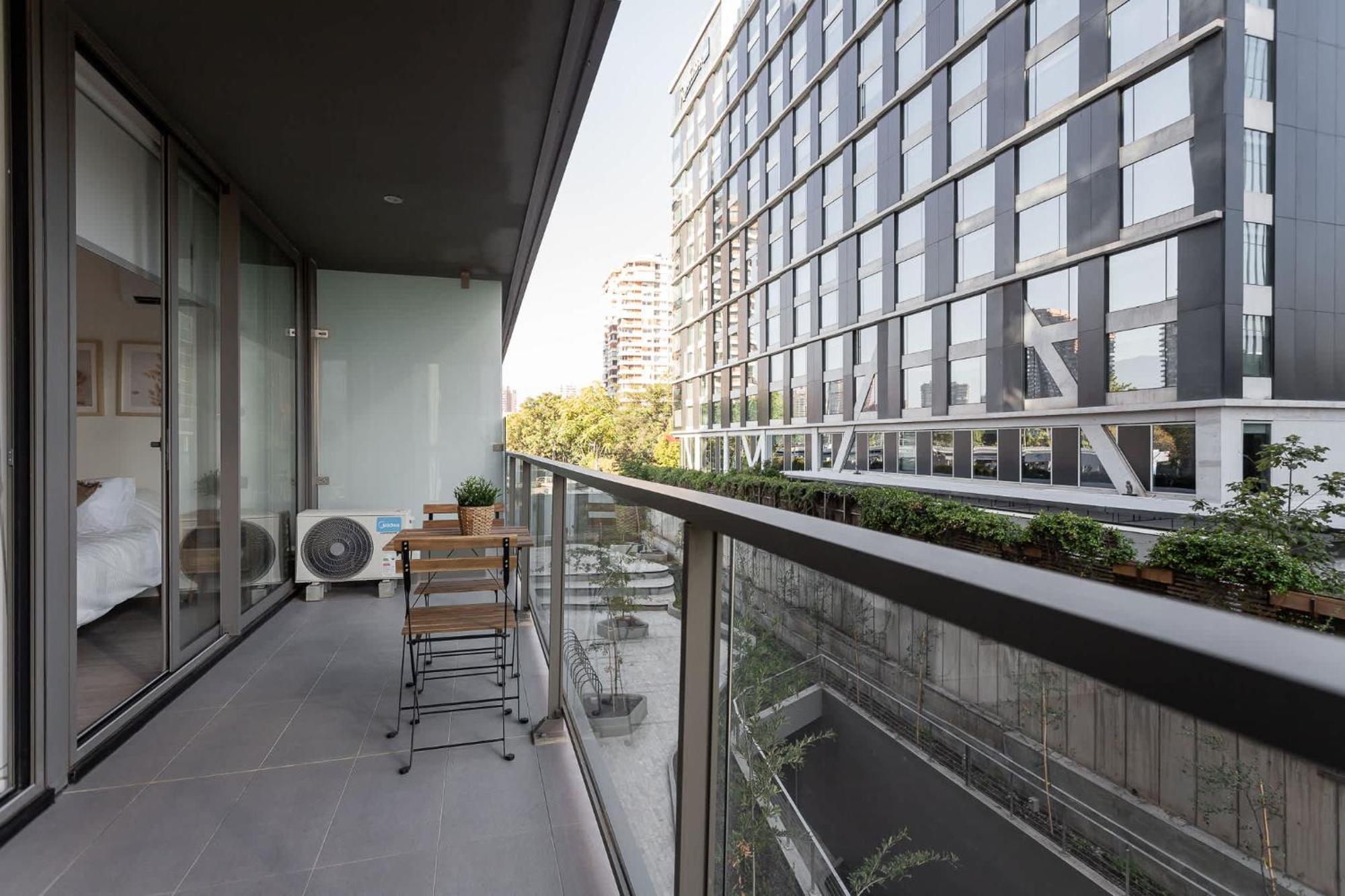 Charming 1br Retreat Close To Parque Arauco Mall