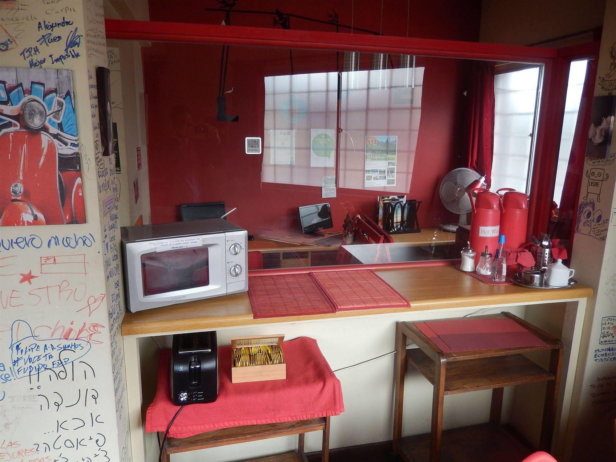 Traveller's Place Hostal *