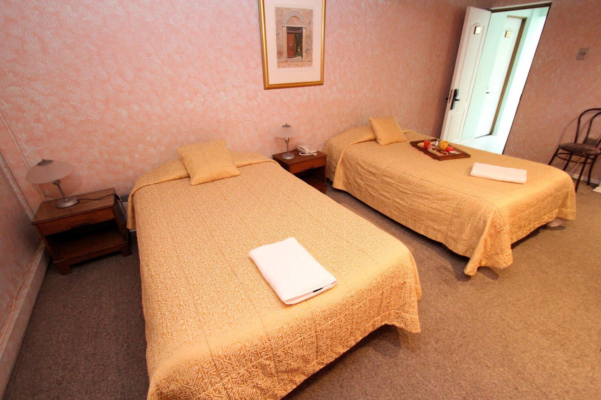 Dacarlo Hotel 3*