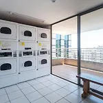 Urban Burgundy - 1BR, Metro, Wifi, TV