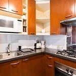 Urban Burgundy - 1BR, Metro, Wifi, TV