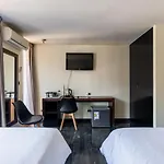 Tribeca Twin Studio W/Wifi, Smart Tv & Balcony