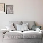 Boho Apartment - Pool, Parking & Mall