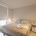 Cozy Apartment Steps Away From Costanera Center