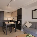 Cozy Apartment Steps Away From Costanera Center