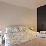 Cozy Apartment Steps Away From Costanera Center