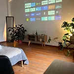 Comodo Estudio Con Proyector De Cine En Centro De Santiago
