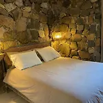Iluminada Casa De Piedra Entre Bosque Y Rio