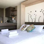 Charming Studio - W/Mountain View, Pool, & Gym
