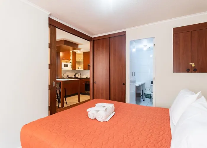 Urban Burgundy - 1BR, Metro, Wifi, TV