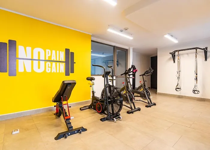 Luxury Retreat W/ 2Br, Wifi, Pool, Gym