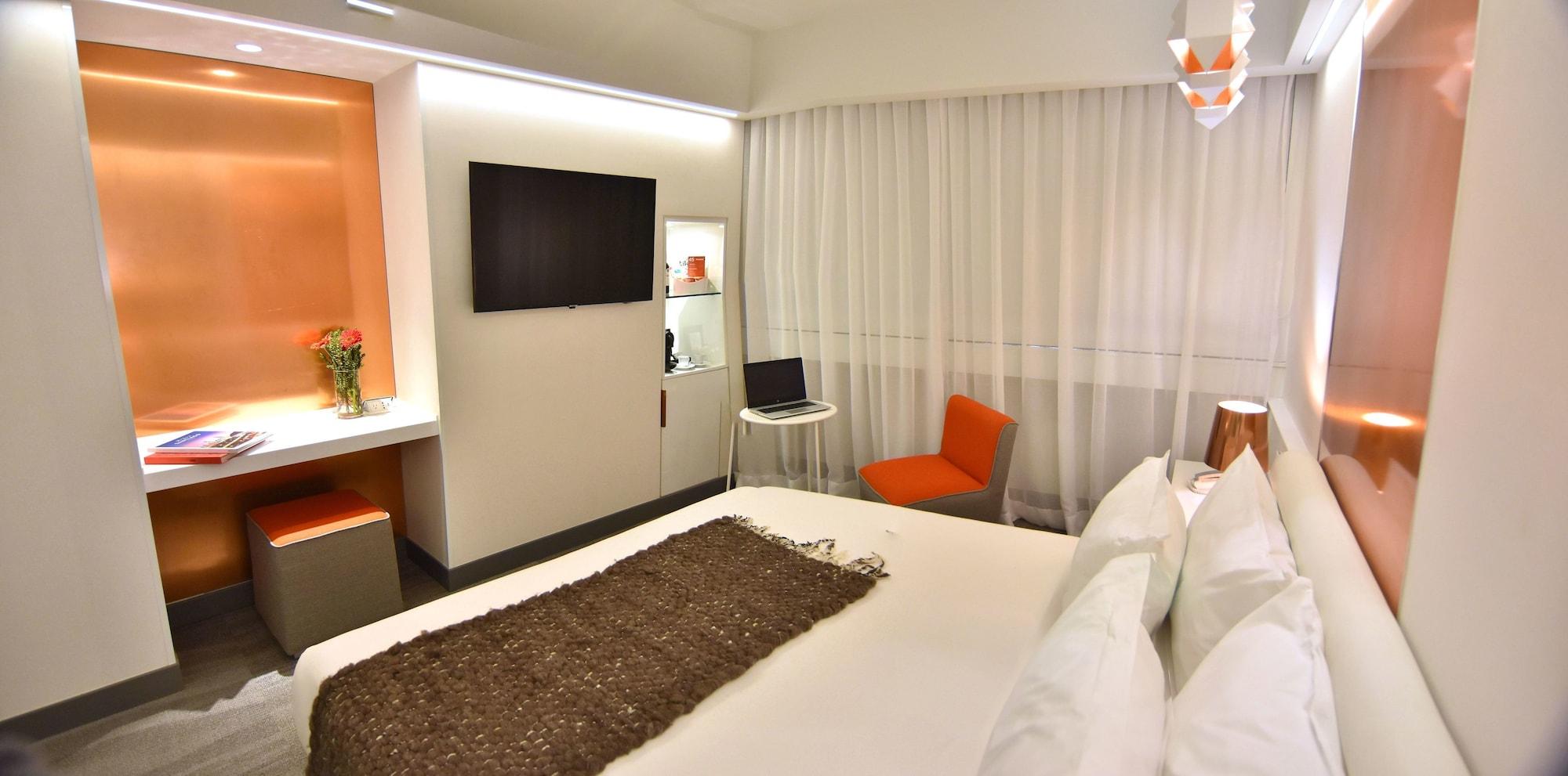 45 By Director Hotel Santiago
