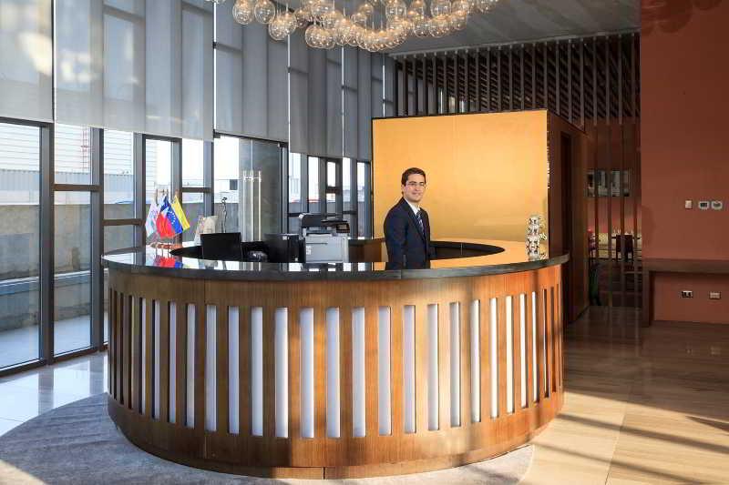 Courtyard By Marriott Airport Hotel