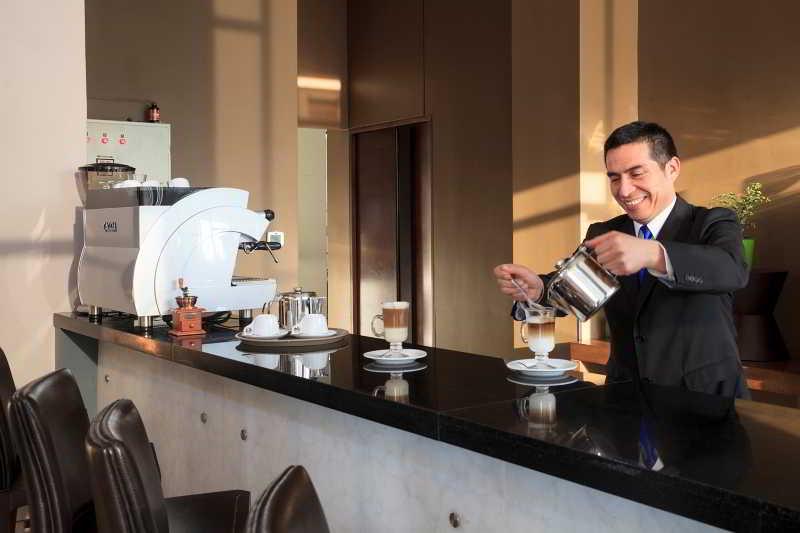 Courtyard By Marriott Airport Hotel