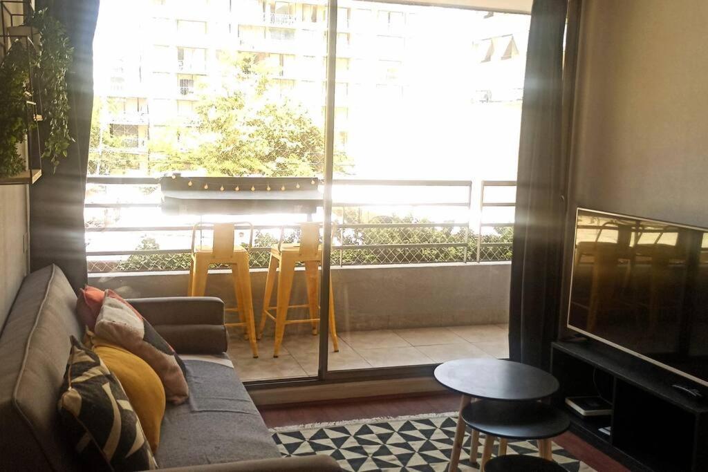 En El Corazon Del Barrio Providencia, Tranquilo Y Confortable Departamento Santiago