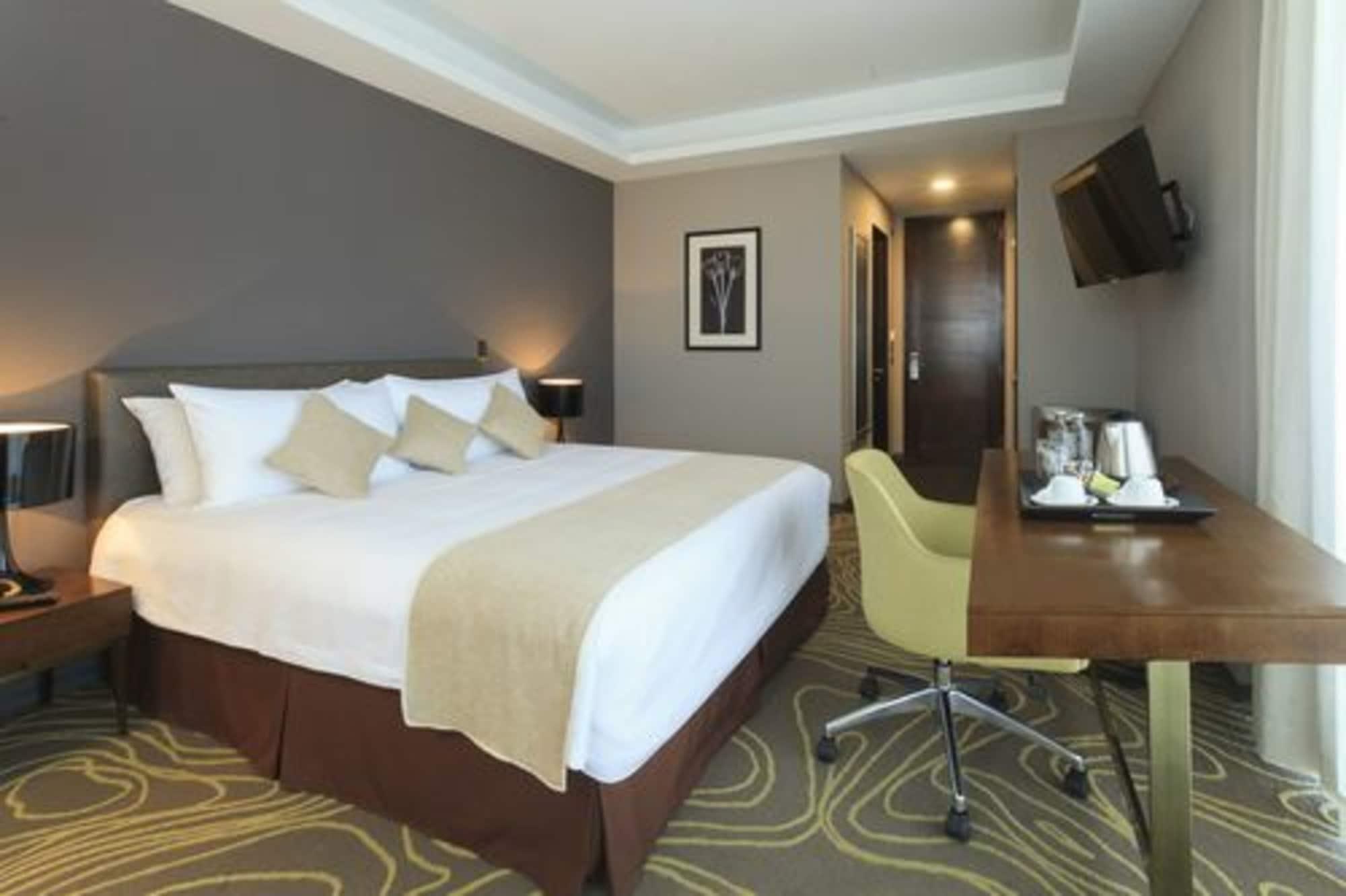 Courtyard By Marriott Airport Hotel